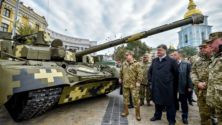 Министр обороны Украины Степан Полторак и президент Украины Петр Порошенко на&nbsp;выставке военной техники, приуроченной ко Дню защитника Украины, на&nbsp;Михайловской площади в&nbsp;Киеве, 2015 год