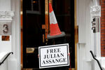Акция в поддержку основателя WikiLeaks Джулиана Ассанжа около посольства Эквадора в Лондоне, 5 апреля 2019 года