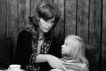 Алла Пугачева с дочерью Кристиной дома, 1978 год. Кристина родилась в браке Аллы Пугачевой с цирковым артистом Миколасом Орбакасом. Супруги прожили вместе с 8 октября 1969 по 6 ноября 1973 года