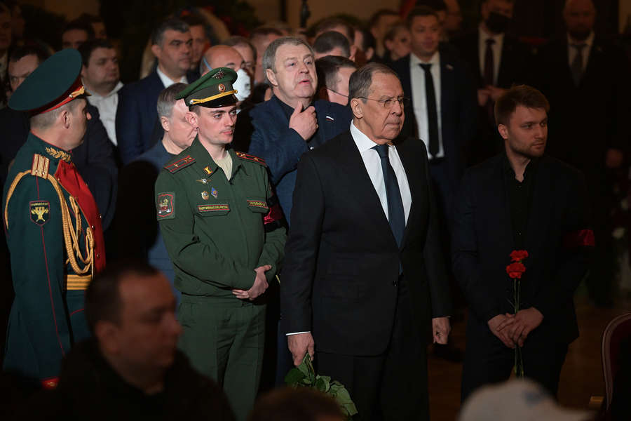 Министр иностранных дел РФ Сергей Лавров (второй справа) на&nbsp;церемонии прощания с&nbsp;руководителем фракции ЛДПР Владимиром Жириновским в&nbsp;Колонном зале Дома Союзов в&nbsp;Москве, 8&nbsp;апреля 2022&nbsp;года