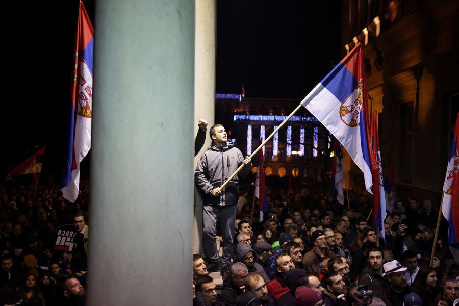 Сторонники оппозиционной организации &laquo;Сербия против насилия&raquo; перед&nbsp;зданием мэрии в&nbsp;Белграде, Сербия, 24&nbsp;декабря 2023&nbsp;года
