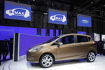 Микровэн Ford B-Max фактически полностью повторяет концепт который американцы предлагали на прошлом Женевском моторшоу. Машина построена на платформе хэтчбека B-класса Fiestа и длиннее его примерно на 11 см (около 4060 мм). Главная особенность заключается в отсутствии традиционных центральных стоек крыши. Они интегрированы в задние сдвижные двери. Под капотом мотор 1.0 EcoBoost, который в разных вариантах форсирования будет выдавать от 80 до 125 л.с.