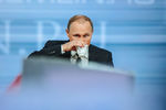 Владимир Путин во время итоговой пресс-конференции