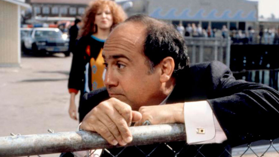 <b>«Безжалостные люди» (1986)</b>
<br>По мнению некоторых критиков, после съемок в этом фильме Де Вито получил широкую известность как один из наиболее ярких комедийных актеров Голливуда. В 1987 году артист был номинирован на «Золотой глобус» в категории «лучшая мужская роль»
