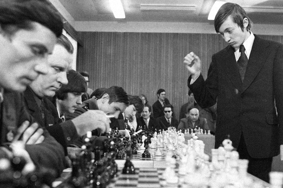 Анатолий Карпов &mdash; обладатель отточенной техники реализации своего преимущества. В&nbsp;своих матчах шахматист не бросался в&nbsp;острую атаку, а действовал спокойным и неспешным наступлением на&nbsp;противника. Такая тактика зачастую приносила ему уверенные победы