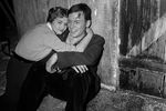 Жан-Луи Трентиньян на съемках фильма «Закон улиц» (1956)