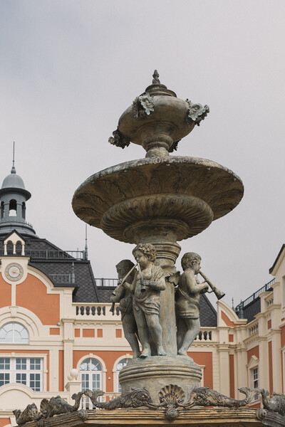 Старинный фонтан на&nbsp;территории винодельни 