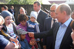 Врио главы Удмуртии Александр Бречалов и президент России Владимир Путин во время посещения семьи Анастасии Вотинцевой в Ижевске, 27 июня 2017 года