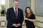 Президент Украины Петр Порошенко и глава МИД Канады Христя Фриланд во время встречи в Киеве, 2017 год