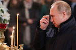 Президент России Владимир Путин во время Рождественского богослужения в Спасо-Преображенском соборе в Санкт-Петербурге, 7 января 2019 года