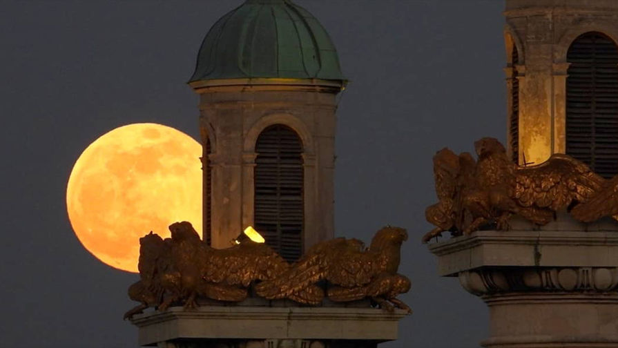 Суперлуние в Вене, Австрия, 19 февраля 2019 года