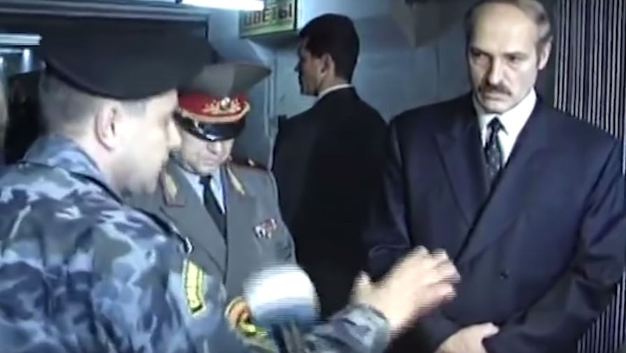 Президент Белоруссии Александр Лукашенко на&nbsp;месте трагедии в&nbsp;Минске, 1 июня 1999 года