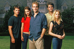 Кэти Холмс (вторая слева) в сериале «Бухта Доусона» (1998 - 2003)