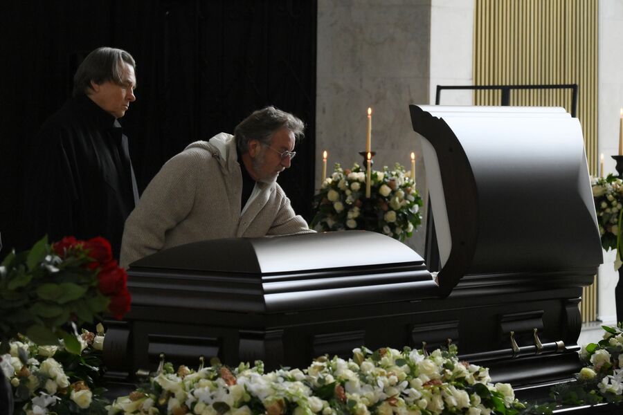 Генеральный директор Первого канала, продюсер Константин Эрнст и актер Леонид Ярмольник на&nbsp;церемонии прощания с&nbsp;телеведущим Юрием Николаевым в&nbsp;Москве, 8&nbsp;ноября 2025&nbsp;года