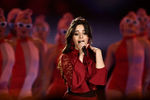 Певица Камила Кабельо во время выступления на MTV Europe Music Awards в Лондоне, 12 ноября 2017 года