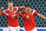 Игроки сборной России Игорь Смольников и Алексей Миранчук (справа) радуются забитому мячу в товарищеском матче между сборными командами России и Испании.