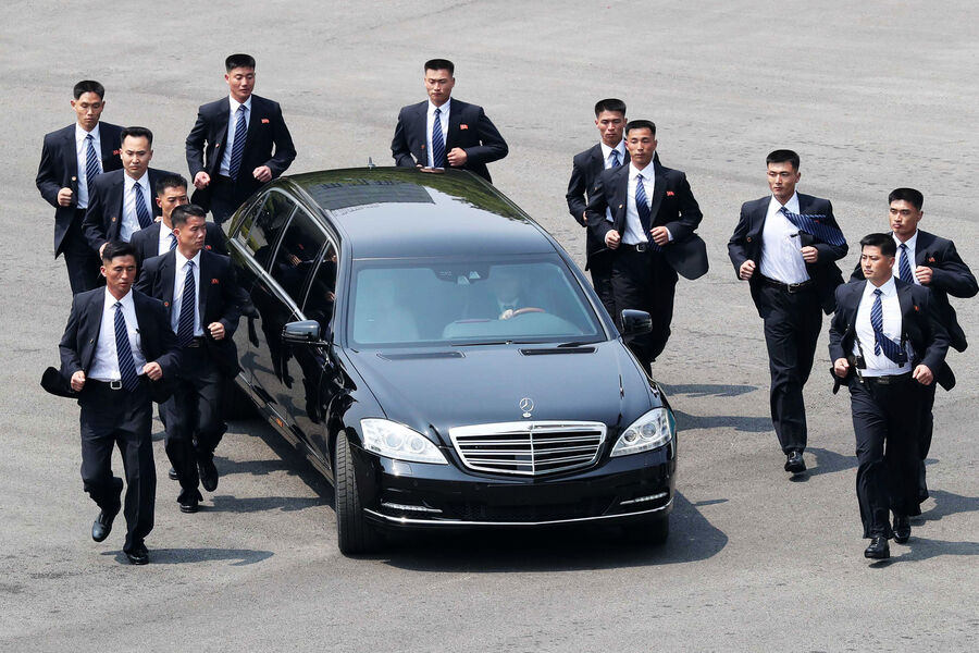 <b>Ким Чен Ын &mdash; Mercedes-Maybach S600 Pullman Guard</b>
<br>
Председатель государственного совета КНДР Ким Чен Ын ездит по&nbsp;стране на&nbsp;Mercedes-Maybach S600 Pullman Guard. Автомобиль главы Северной Кореи приводится в&nbsp;движение 550-сильным турбомотором 5.5 AMG. По&nbsp;некоторым данным, машина северокорейскому лидеру была подарена Россией из&nbsp;запасов Гаража особого назначения (ГОН)