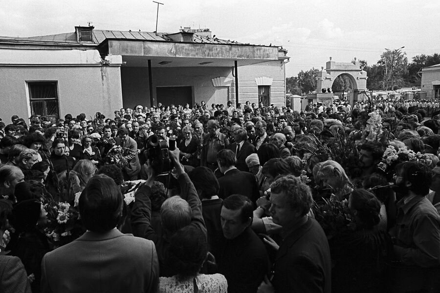 Похороны советского актера театра и кино, поэта и певца Владимира Высоцкого на&nbsp;Ваганьковском кладбище в&nbsp;Москве, 28&nbsp;июля 1980&nbsp;года