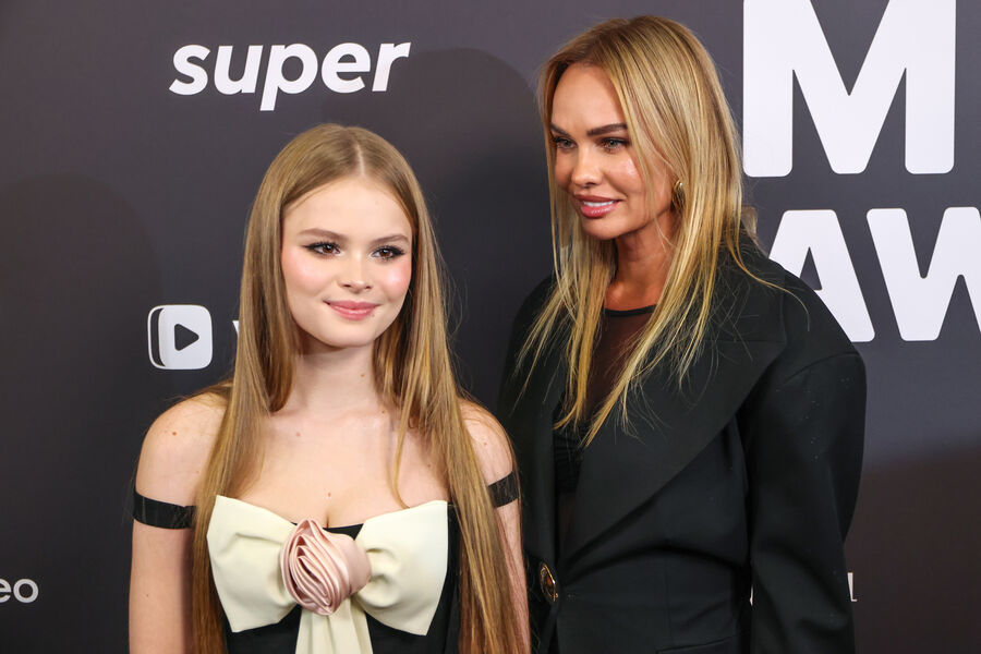 Певица Милана Star (Милана Маирко) (слева) и ее мать актриса Ирина Маирко на музыкальной премии «Жара Media Awards 2025» в концертном зале «Live Арена» в Московской области, 30 октября 2025 года