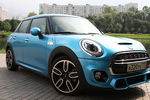 Особенность Mini Cooper S в том, что внутри он выглядит круче, чем снаружи. В нашем случае окраска была однотонная, без задиристых спортивных полос и контрастной крыши, и это было скучновато. Зато легко поправимо
