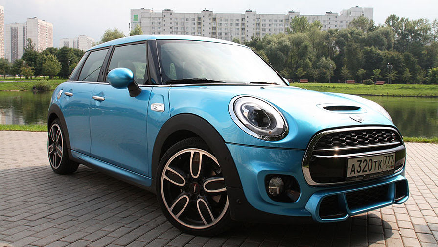 Особенность Mini Cooper S в&nbsp;том, что внутри он выглядит круче, чем снаружи. В&nbsp;нашем случае окраска была однотонная, без&nbsp;задиристых спортивных полос и контрастной крыши, и это было скучновато. Зато легко поправимо

