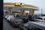 Автомобили выстроились в очереди к заправке в Киеве, 24 февраля 2022 года