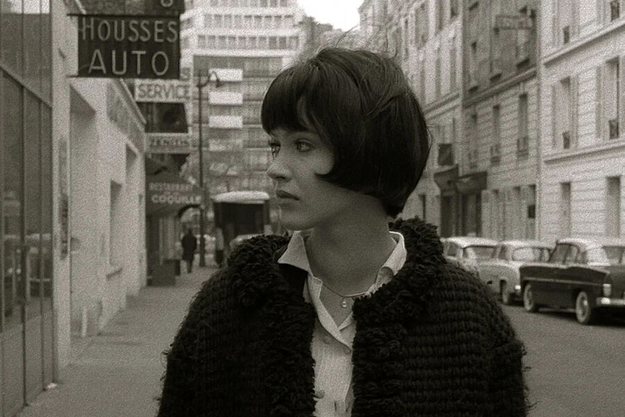 <b>«Жить своей жизнью: двенадцать эпизодов» (1962) </b><br><br>
В&nbsp;картине о&nbsp;12 эпизодах из&nbsp;жизни молодой парижанки Наны, которая становится проституткой, главную роль сыграла тогдашняя жена и муза Годара, Анна Карина. Фильм отличается экспериментальным монтажом, крупными планами и обилием философских рассуждений о&nbsp;жизни и судьбе. Они в&nbsp;сценарии прописаны не были: диалоги построены на&nbsp;импровизации.<br><br>
Фильм завоевал на&nbsp;Венецианском фестивале 1962&nbsp;года Специальный приз жюри и премию Пасинетти (конкурсная программа) для&nbsp;Жан-Люка Годара, был номинирован на&nbsp;«Золотого льва». Кроме того, журнал Cahiers du Cin&eacute;ma включил его в&nbsp;топ-10 лучших фильмов года.
