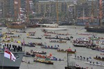 По Темзе прошли раритетные суда: среди современных лодок было судно, которое участвовало в праздновании «бриллиантового» юбилея королевы Виктории в конце в 1897 года.