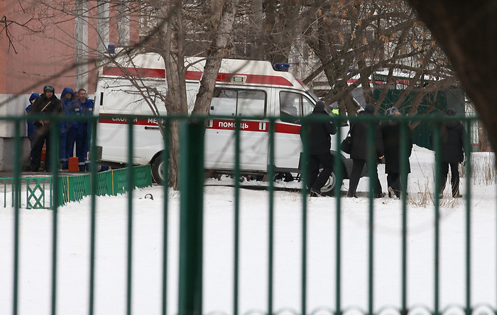 Машина скорой помощи возле московской школы №263
