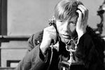 За всю карьеру Евгений Жариков сыграл роли почти в полусотне картин, но «Рожденная революцией» так и осталась его главной работой. В этом сериале герой Жарикова стал генералом, а уже в нулевых сам актер жаловался, что ему предлагают играть только «генеральские» роли. Сам он про себя думал иначе. «Считаю себя универсальным актером», — говорил он. На фото: актер Евгений Жариков в роли Николая Кондратьева в сериале «Рождённая революцией. Комиссар милиции рассказывает» (1974—1977)