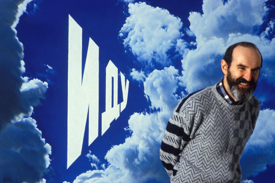 Художник Эрик Булатов на&nbsp;фоне своей картины &laquo;Иду&raquo;, 1988&nbsp;год