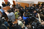 Руслан Соколовский, обвиняемый в оскорблении чувств верующих и экстремизме после публикации в интернете видеоролика о ловле покемонов в Храме-на-Крови, с матерью Еленой Чингиной (в центре) во время вынесения приговора в Верх-Исетском районном суде