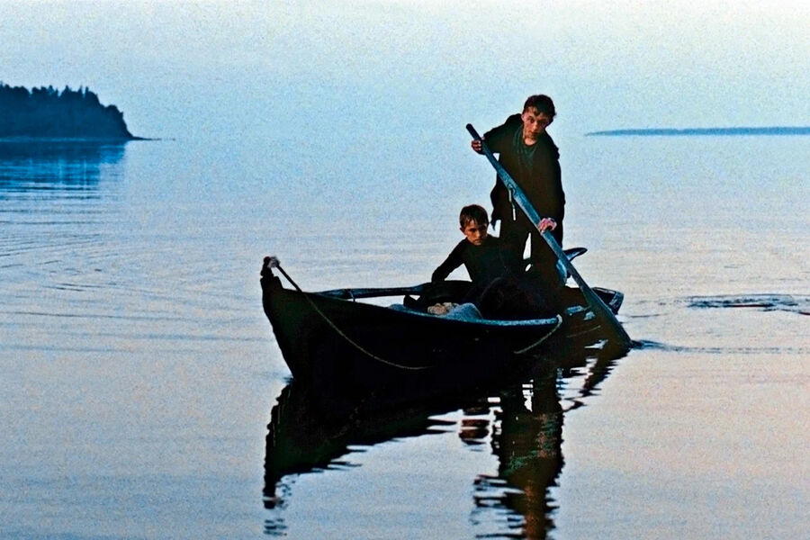 <b>«Возвращение» (2003)</b><br>
Главные роли в&nbsp;полнометражном дебюте Звягинцева исполнили Константин Лавроненко, Иван Добронравов и Владимир Гарин (последнего не стало за&nbsp;два месяца до&nbsp;премьеры фильма). По&nbsp;сюжету в&nbsp;жизни двух братьев внезапно появляется отец, знакомый им только по&nbsp;старой фотографии. Он вырывает мальчиков из&nbsp;привычной жизни и увозит в&nbsp;поход на&nbsp;заброшенный остров.<br>
&laquo;Возвращение&raquo; получило главный приз Венецианского кинофестиваля «Золотой лев», а также национальные награды «Ника» и «Золотой орел» как лучший фильм года.
