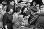 Жители Москвы слушают сообщение о благополучном приземлении летчиков-космонавтов Валентины Терешковой и Валерия Быковского около автомобильного радиоприемника, 1963 год
