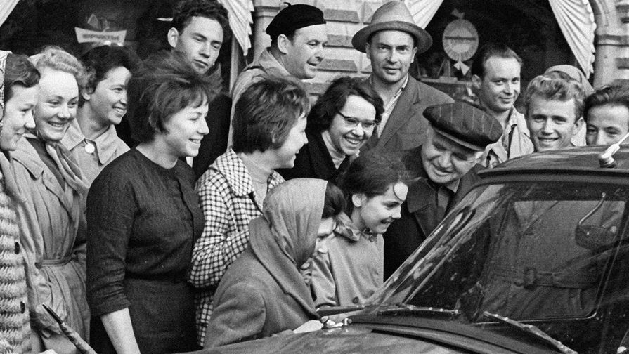 Жители Москвы слушают сообщение о благополучном приземлении летчиков-космонавтов Валентины Терешковой и Валерия Быковского около автомобильного радиоприемника, 1963 год
