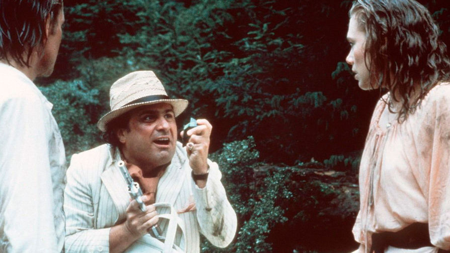 <b>«Роман с камнем» (1984)</b>
<br>Всемирный успех в карьере пришел к актеру после роли коротышки-гангстера в фильме «Роман с камнем». Кстати, вместе с ним в картине снялся его лучший друг, обладатель двух «Оскаров» Майкл Дуглас