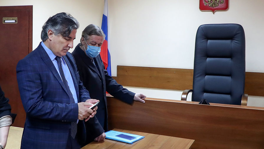Михаил Ефремов и его адвокат Эльман Пашаев в Пресненском суде Москвы в день оглашения приговора по делу о смертельном ДТП, 8 сентября 2020 года