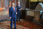 Президент России Владимир Путин и мэр Москвы Сергей Собянин во время пасхальной службы в храме Христа Спасителя, 2 мая 2021 года