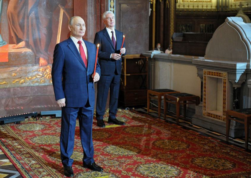 Президент России Владимир Путин и мэр Москвы Сергей Собянин во время пасхальной службы в&nbsp;храме Христа Спасителя, 2&nbsp;мая 2021&nbsp;года