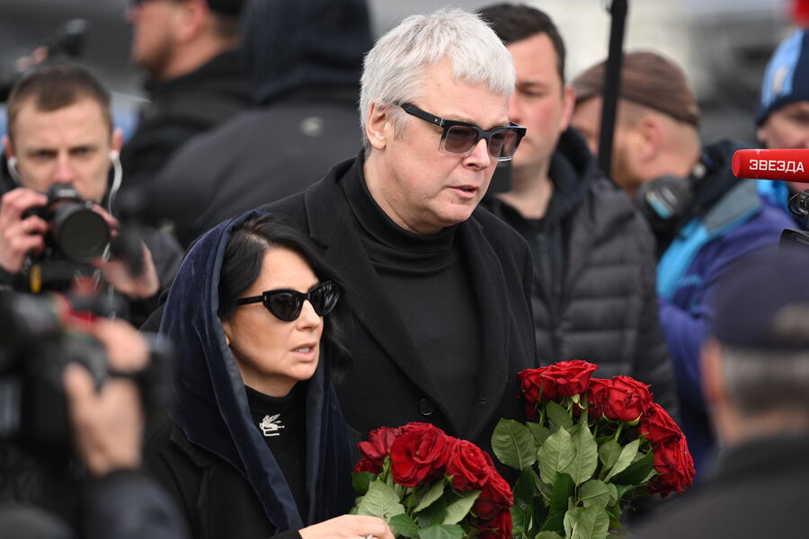 Режиссер, продюсер Александр Стриженов с&nbsp;супругой актрисой и телеведущей Екатериной Стриженовой на&nbsp;церемонии прощания с&nbsp;модельером Валентином Юдашкиным в&nbsp;похоронном доме &laquo;Троекурово&raquo;, 6&nbsp;мая 2023&nbsp;года