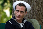 <b>«Мастер» (2012)</b>
<br><br>
Сюжет фильма «Мастер» Андерсон вынашивал 12 лет. После Второй мировой войны моряк Фредди Куэлл (Хоакин Феникс) возвращается в мирную Америку и не может найти себе места — он бродяга, пьяница и психически надломленный человек, постоянно теряющий работу. Все меняется, когда Фредди знакомится с харизматичным лидером религиозной организации Ланкастером Доддом (Филип Сеймур Хоффман), с которым у него завязываются странные отношения: один становится учеником, другой наставником, но границы этих ролей постоянно размываются.