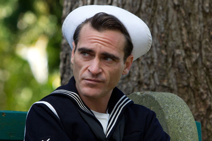 <b>&laquo;Мастер&raquo; (2012)</b>
<br><br>
Сюжет фильма &laquo;Мастер&raquo; Андерсон вынашивал 12&nbsp;лет. После Второй мировой войны моряк Фредди Куэлл (Хоакин Феникс) возвращается в&nbsp;мирную Америку и не может найти себе места &mdash; он бродяга, пьяница и психически надломленный человек, постоянно теряющий работу. Все меняется, когда Фредди знакомится с&nbsp;харизматичным лидером религиозной организации Ланкастером Доддом (Филип Сеймур Хоффман), с&nbsp;которым у&nbsp;него завязываются странные отношения: один становится учеником, другой наставником, но границы этих ролей постоянно размываются.