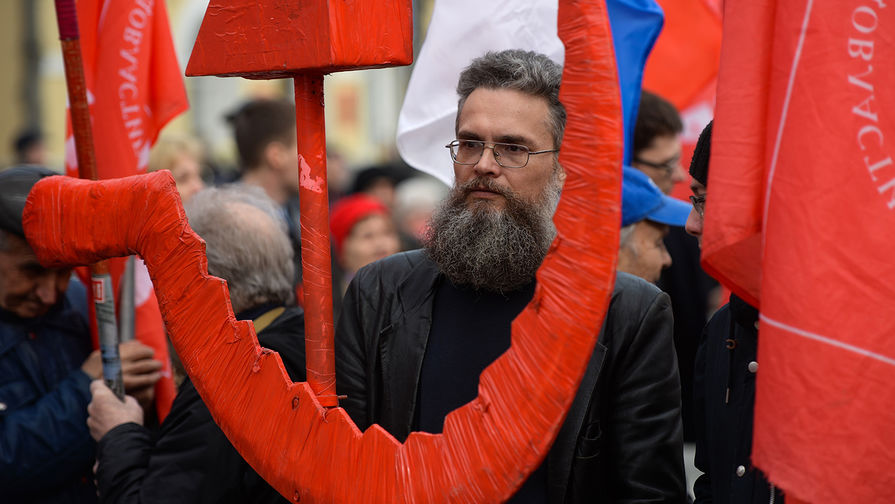 Участники первомайской демонстрации на&nbsp;Красном проспекте в&nbsp;Новосибирске, 1 мая 2018 года