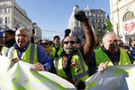 Участники акции протеста движения автомобилистов «желтые жилеты» в Париже, 15 декабря 2018 года