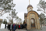 Люди возле часовни в сквере «Парк ангелов», построенной в память о погибших в пожаре в торгово-развлекательном центре «Зимняя вишня», в четвертую годовщину трагедии, 25 марта 2022 года