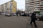 Сотрудники полиции возле московской школы №263