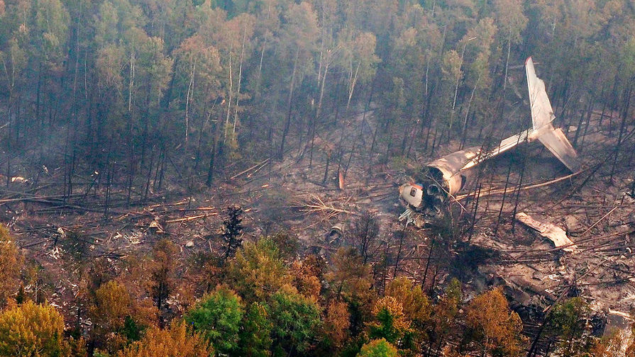Обломки самолета Ил-76 на&nbsp;месте крушения, обнаруженном наземной группой спасателей отряда &laquo;Центроспас&raquo;, в&nbsp;4 км южнее населенного пункта Рыбный Уян на&nbsp;склоне одной из&nbsp;сопок