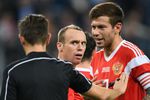 Игрок сборной России Денис Глушаков (в центре) в товарищеском матче между сборными командами России и Испании.