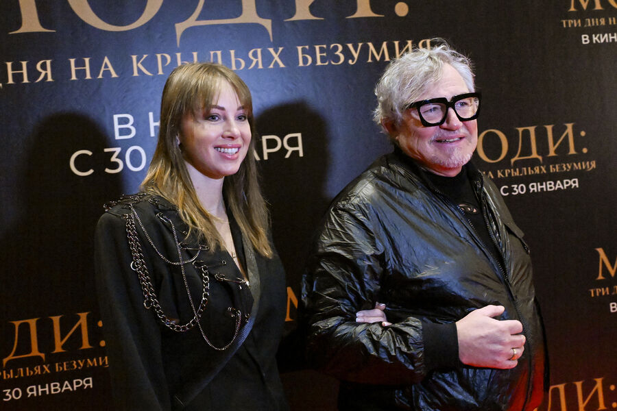 Дмитрий Дибров и его супруга Полина Диброва на&nbsp;премьере фильма &laquo;Моди: Три дня на&nbsp;крыльях безумия&raquo; режиссера Джонни Деппа в&nbsp;кинотеатре &laquo;Синема Парк Мосфильм&raquo;, 2025&nbsp;год