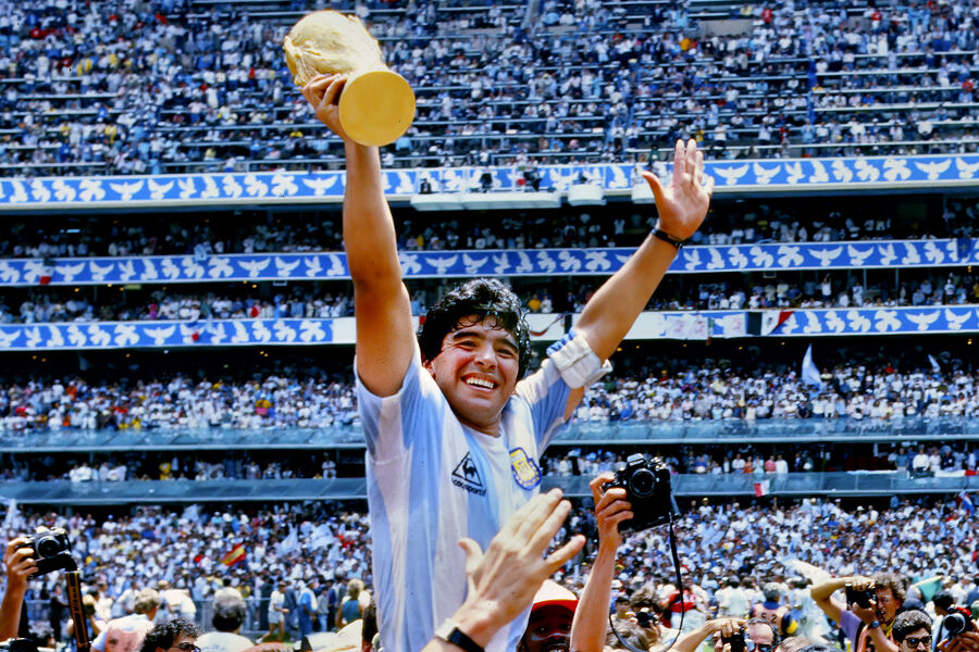 Центральный нападающий Диего Марадона держит трофейный кубок сборной Аргентины, победившей в финале чемпионата мира по футболу, Мексика, 1986 год